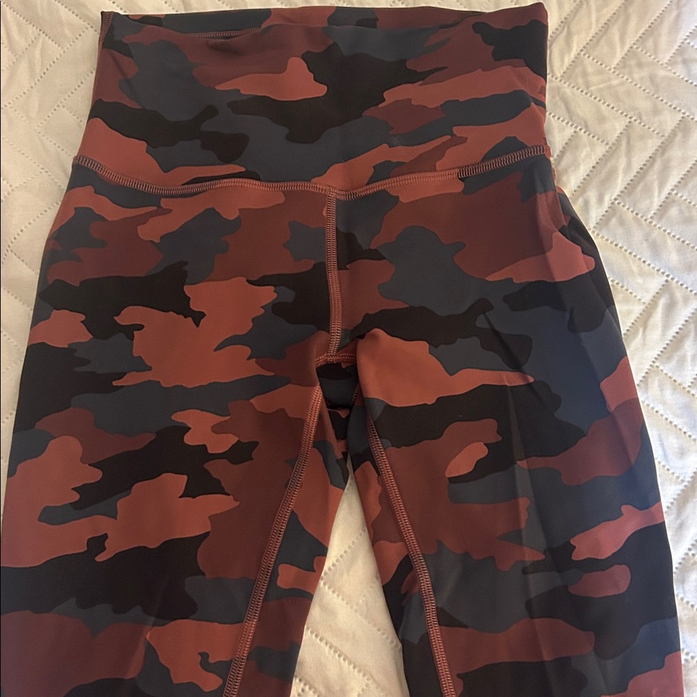 Lululemon wonder under high-rise train tights 25 inches  size 4 - Camouflage